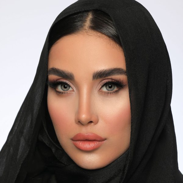 لنز رنگی Euphoria Gray، ترکیب رنگ طوسی عسلی با جلوه‌ای برجسته و دور خط