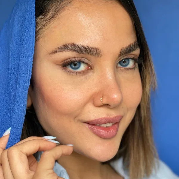 لنز رنگی ویکتوریا مدل دیوا ماوی (Diva Mavi) با رنگ آبی طبیعی