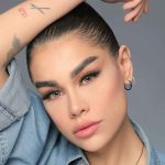 لنز رنگی ویکتوریا مارون هیزل با ترکیب رنگ عسلی زیتونی برای ظاهری خاص و طبیعی