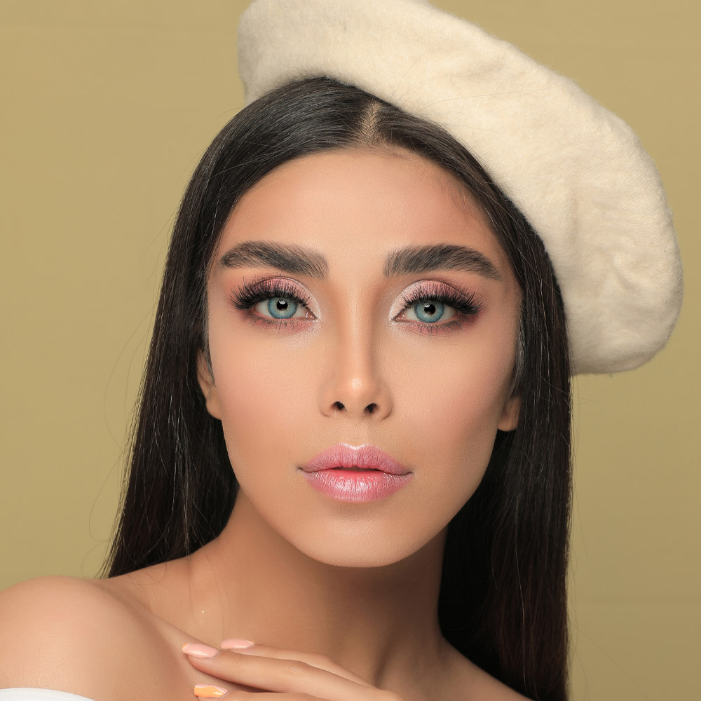 لنز رنگی ویکتوریا مدل دسی بلو (Desi Blue) با رنگ آبی طبیعی برای تغییر ظاهر چشم