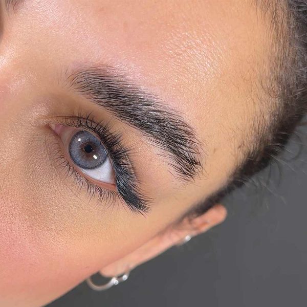 لنز رنگی ویکتوریا مدل مارون بلو (Maron Blue) با رنگ آبی طبیعی