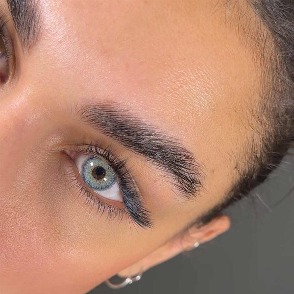 لنز رنگی ویکتوریا دسی گرین با رنگ سبز آبی شفاف و خیره‌کننده