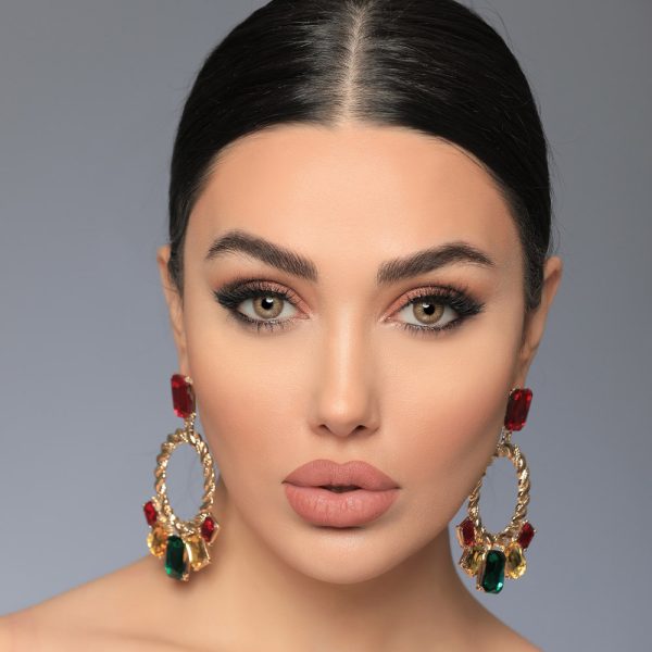 لنز ایفوریا مدل Larisa، رنگ عسلی شکلاتی با جلوه رگه‌دار طبیعی