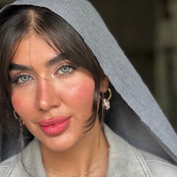 لنز رنگی ویکتوریا مدل دسی گری (Desi Gray) با ترکیب رنگ طوسی و سبز طبیعی