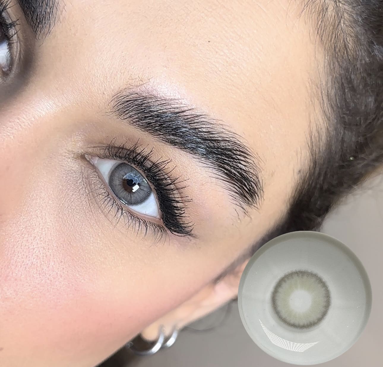 لنز رنگی لیزا مدل وایلد گری (Lezza Wild Gray) با طوسی تیره و دور خط محو