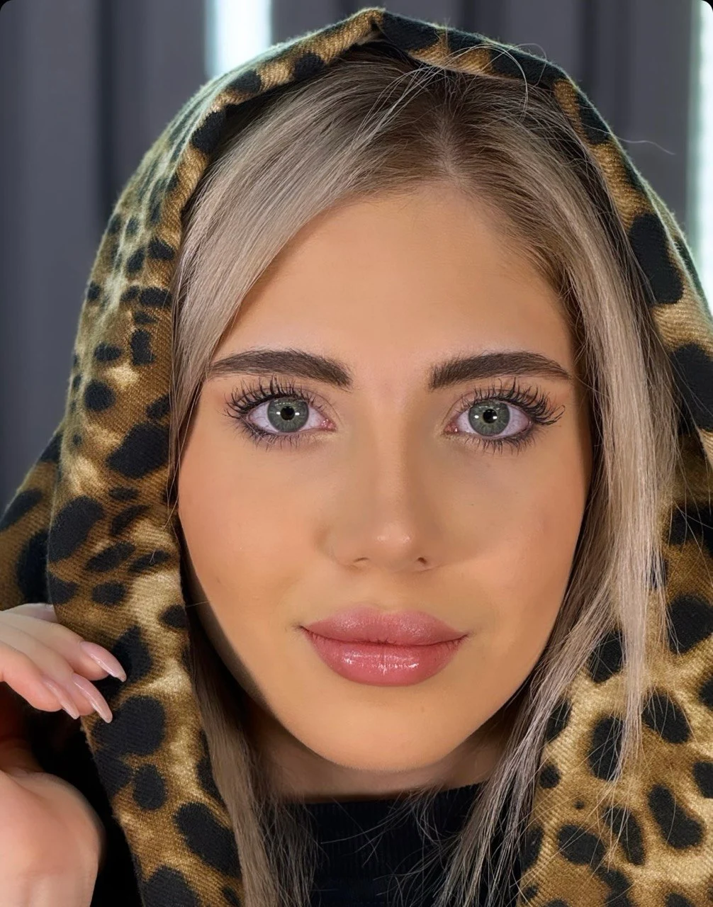 لنز رنگی ماهانه ایفوریا مدل هاوایی، طوسی عسلی جذاب و تیره