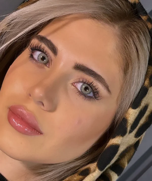 لنز رنگی ایفوریا مدل لنا گری (Euphoria Lena Gray)، طوسی سبز روشن با دور مشکی و بزرگنمایی