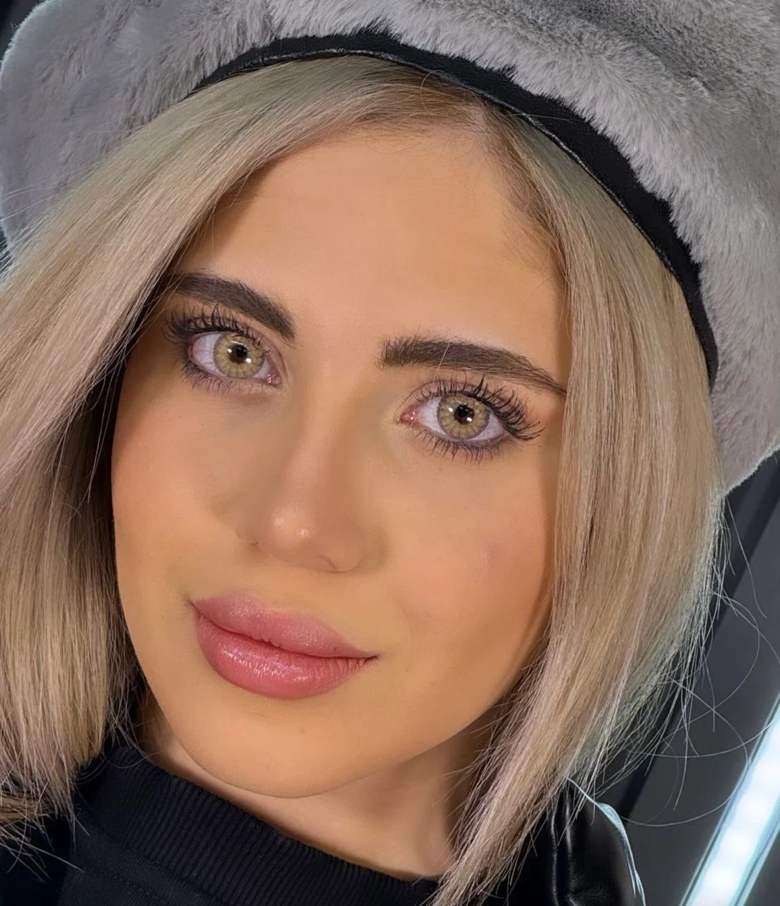 لنز رنگی ایفوریا مدل لنا هیزل (Euphoria Lena Hazel)، طوسی طلایی روشن با دور مشکی و بزرگنمایی