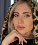 لنز رنگی ماهانه مدل شدو (Euphoria Shadow) با رنگ سبز طوسی روشن و دور ملایم