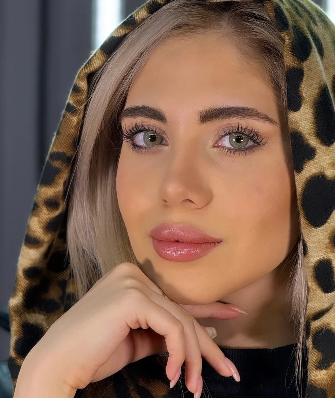 لنز رنگی ماهانه مدل شدو (Euphoria Shadow) با رنگ سبز طوسی روشن و دور ملایم