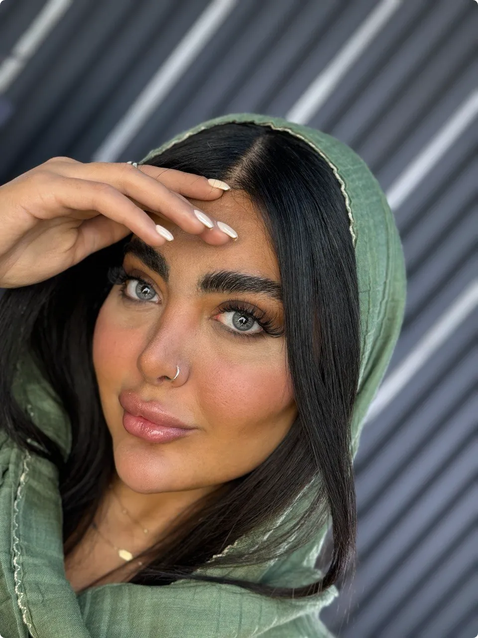 لنز آماندا آلموند گری Amanda Almond Gray