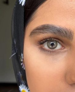لنز با رنگ سبز طبیعی و عمیق برای چشم‌های مشکی