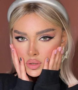 لنز دیتا گرین با رنگ سبز متوسط رگه دار و دور دار