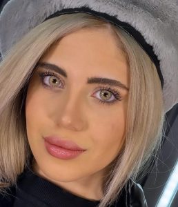لنز سنا هیزل با رنگ عسلی طلایی روشن با دور مشکی و بزرگنمایی