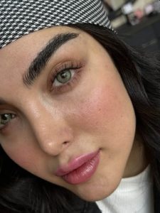 لنز دیم گری با رنگ سبز متوسط با دور ملایم
